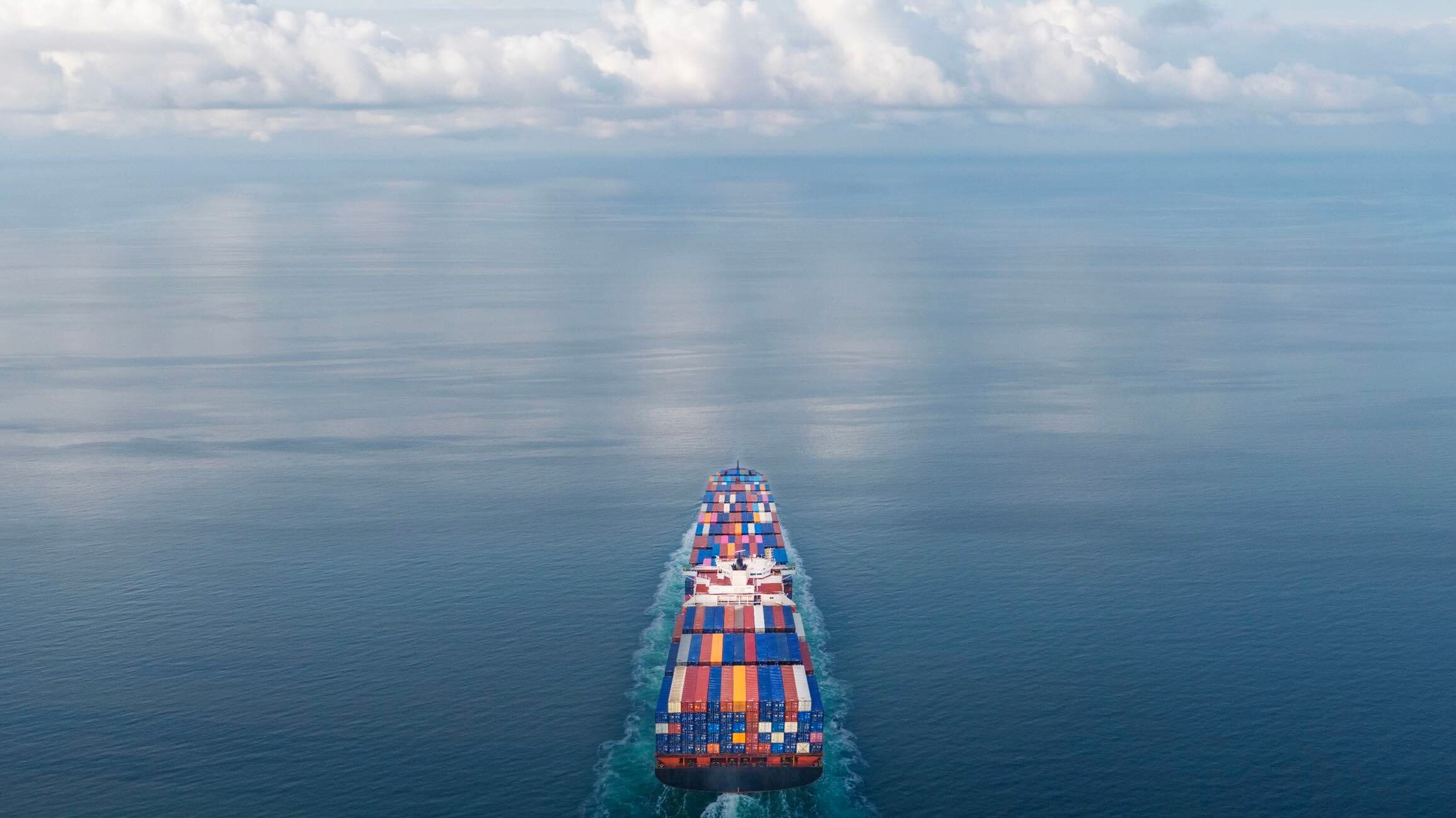 porte_conteneurs_milieu_ocean_iStock-2162989143