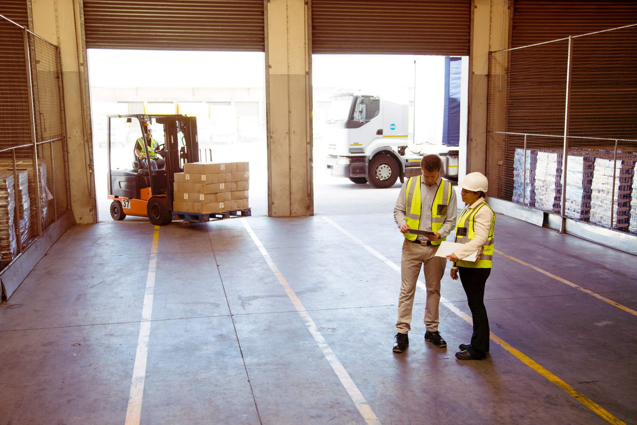chargeurs dans un entrepot logistique pour expedition des marchandises par route